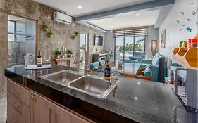 New & Modern, 5 Star Area, Walk 2 Beach, Pool, Views, King Bed